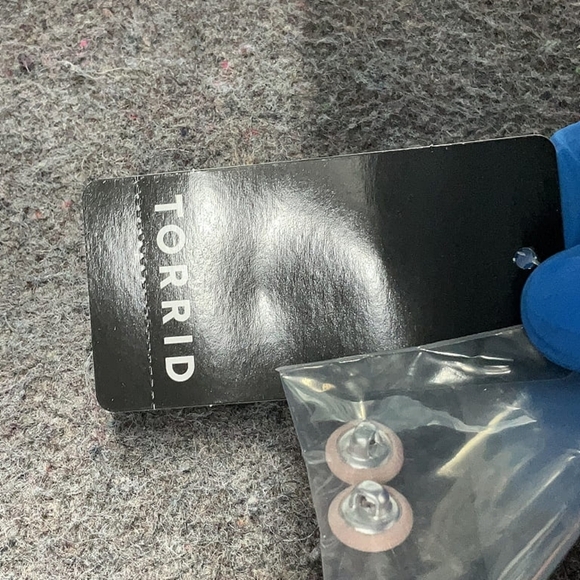 Torrid Neon Butterfly Print Chiffon Blouse Size 2 NWT - Picture 8 of 10